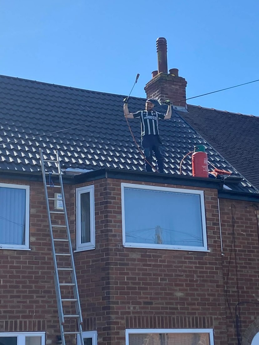 Roofer working on a tiled roof in Hull
